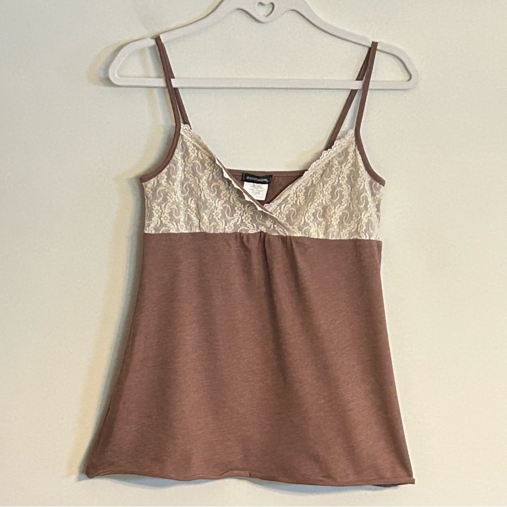 Eyeshadow Brown with Lace Tank Top